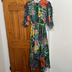 Apparalel dress. Elastic waist and sleeves. Midi length